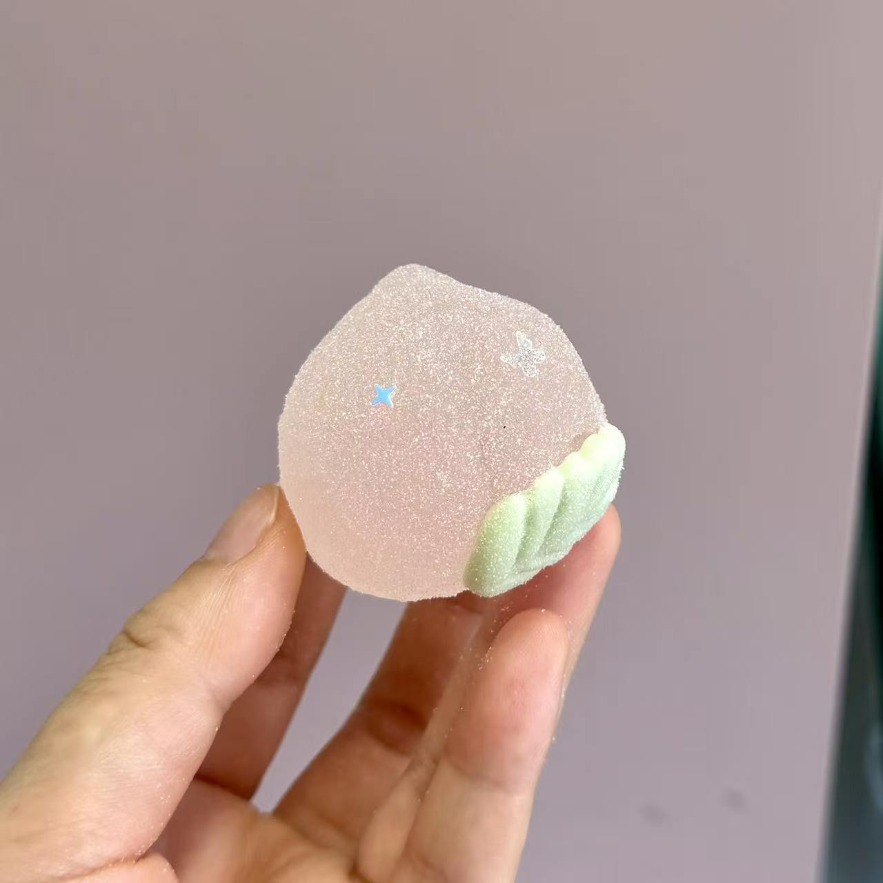 手持粉色 3D 工艺裹粉 QQ 糖软雕